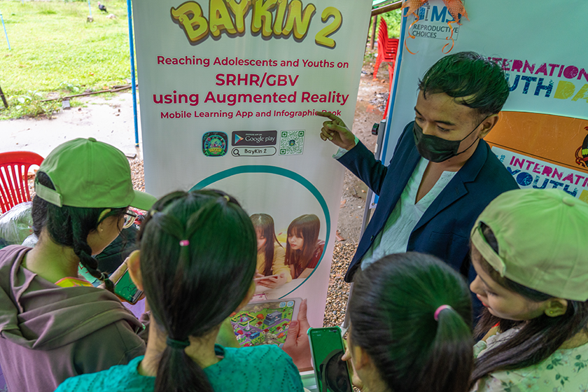 Young people join the orientation session of Baykin-2 mobile application.  Photo: UNFPA Myanmar