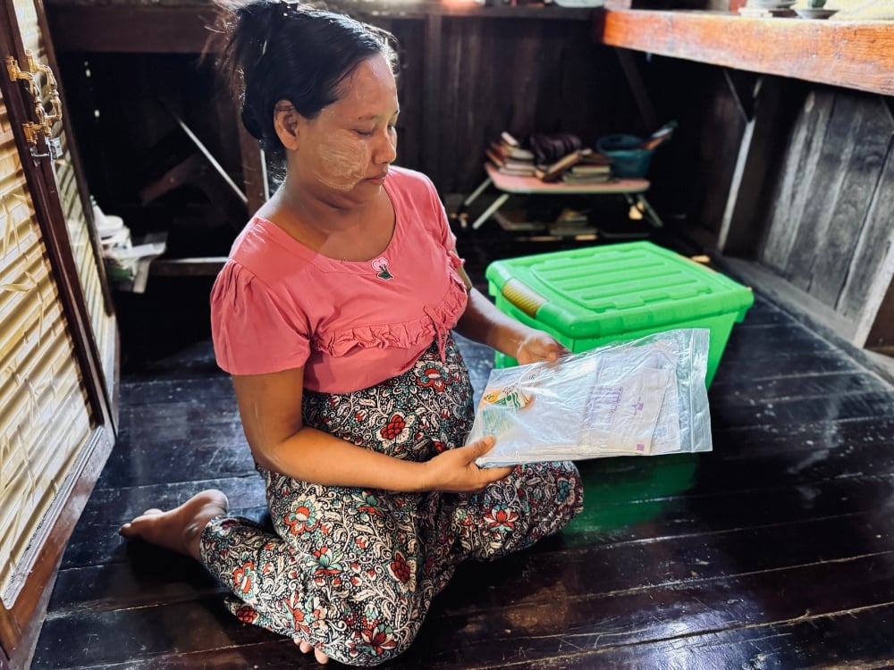 Figure 5: Pregnant woman receives a clean delivery kit at the mobile clinic. Photo© UNFPA Myanmar