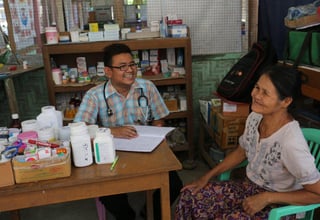 Dr Kyaw and his mobile clinic give displaced women in Kachin access to maternal health care, contraceptives, and gynaecological check-ups. 