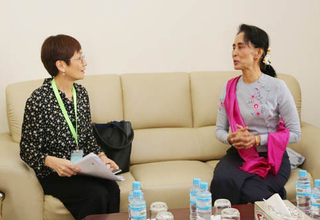 Yoriko Yasukawa, director of UNFPA’s Asia-Pacific Regional Office, and Aung San Suu Kyi. (Photo: NLD)