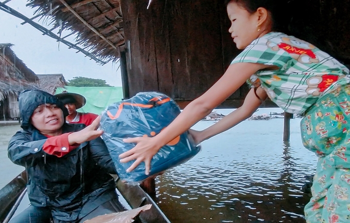 A woman receives UNFPA’s dignity kit distributed in flood-affected areas of Mon State.