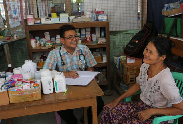 Dr Kyaw and his mobile clinic give displaced women in Kachin access to maternal health care, contraceptives, and gynaecological check-ups. 