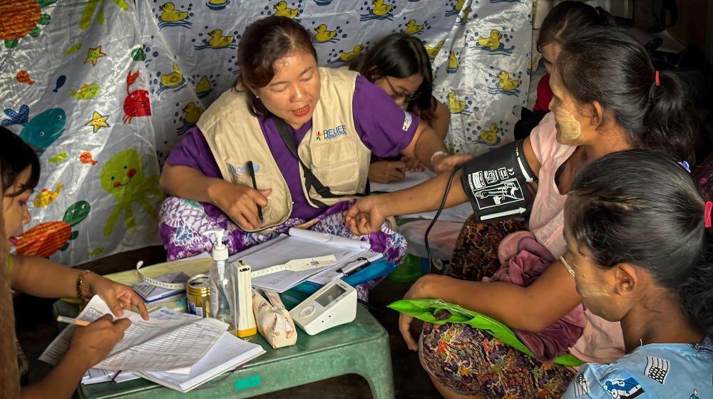 Figure 1: Relief International (RI) mobile team provides maternal care for women in conflict-affected Rakhine.   Photo © UNFPA Myanmar