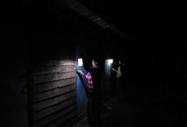 Solar lanterns light the way to shared toilets in Myanmar IDP camps at night, and help protect women and girls from gender-based violence. © Metta Development Foundation/Hkawng Nan